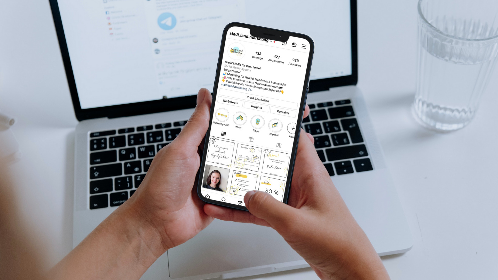 Optimiere deine Bio in vier Schritten Instagram Bio auf Smartphone, Laptop im Hintergrund