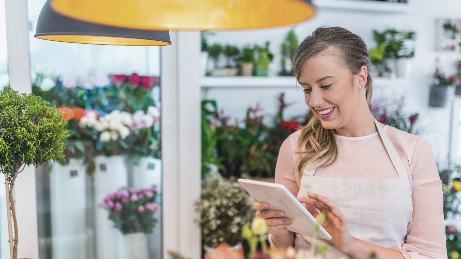 Frau in Blumenladen