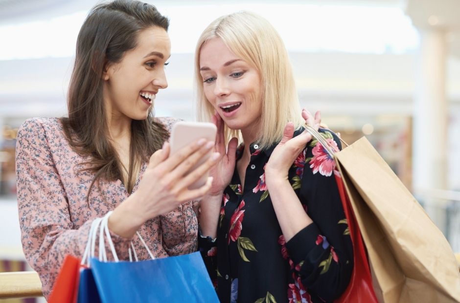 Frauen beim Einkaufen freuen sich