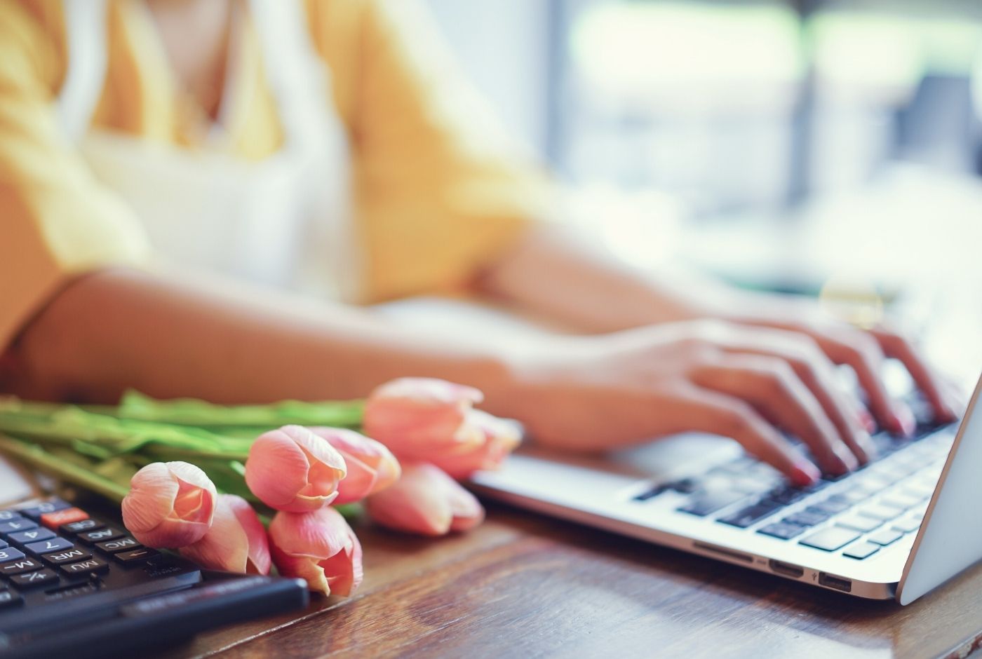 Floristin-Laptop-Tulpen Laptop und Blumen