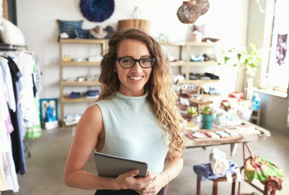 5 Gründe, warum du deine Inhalte vorplanen solltest Frau mit Tablet