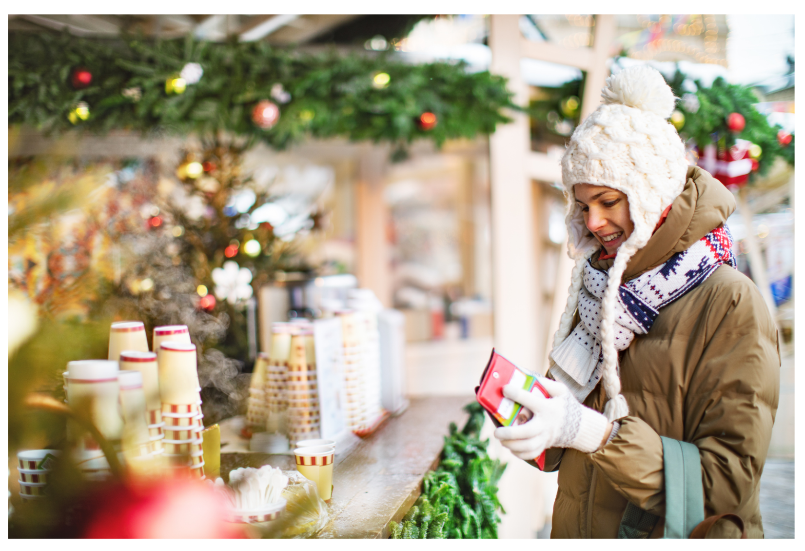 Weihnachten auf Instagram Frau beim Weihnachtsbummel an einem Verkaufsstand.