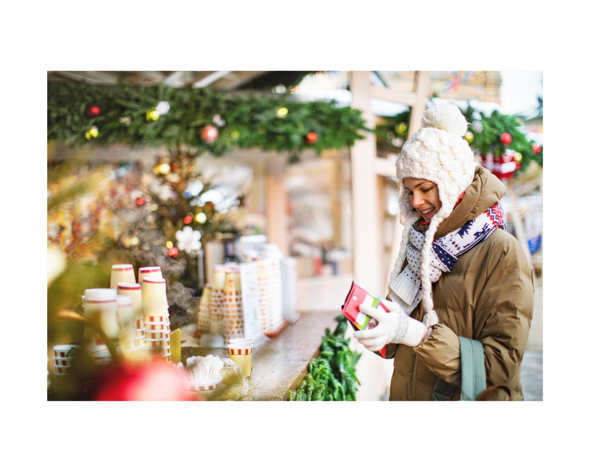 Frau beim Weihnachtsbummel an einem Verkaufsstand.